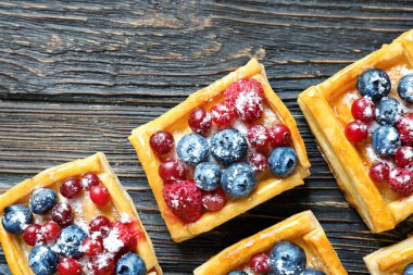 çilek ve pudra şekeri ile hamur işleri 