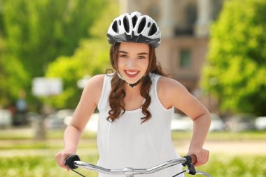 Bisiklet süren genç bir kadın