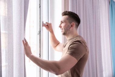 Adam açılış pencere gülümseyen