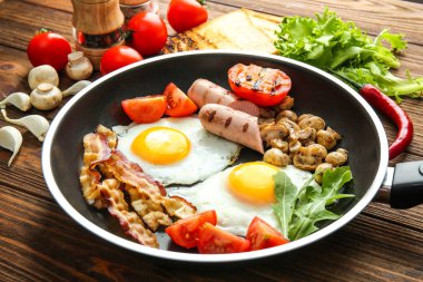 Lezzetli yumurta, pastırma ve sucuk ile kızartma tavası