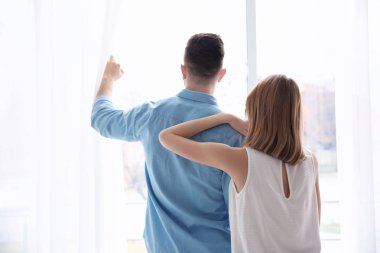 Çift ayakta pencere yakınındaki