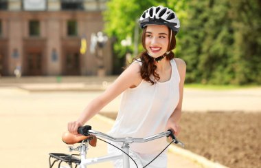 Bisikletli genç kadın 