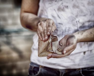 Yoksulluk kavramı. Zavallı kadın para, closeup sayma