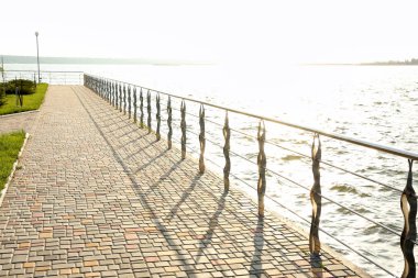 sokak Nehri yakınında park