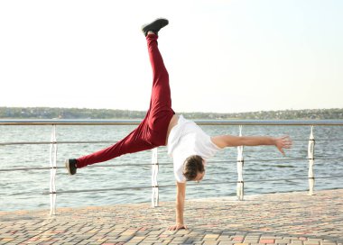 Sportif adam akrobatik egzersizleri yapıyor