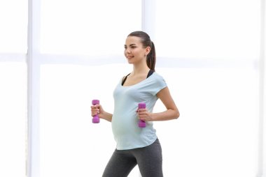 hamile kadın egzersiz yaparak