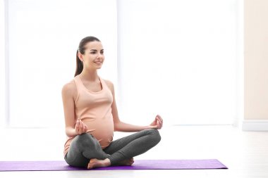 hamile kadın egzersiz yaparak