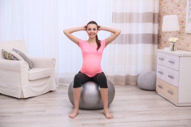 hamile kadın egzersiz yaparak