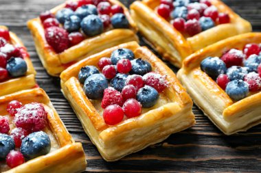 çilek ve pudra şekeri ile hamur işleri 