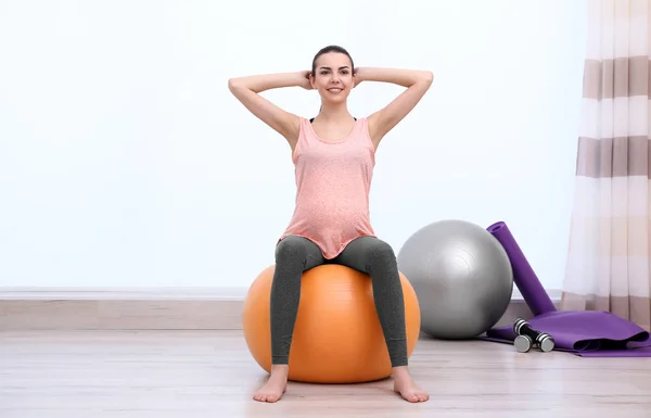 Mulher grávida fazendo exercício — Fotografia de Stock