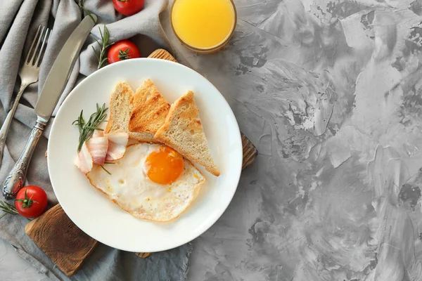 Вкусный питательный завтрак с яичницей — стоковое фото