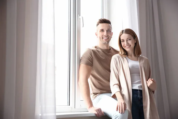 Boldog pár közelében ablak — Stock Fotó