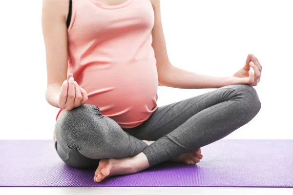 Mujer embarazada haciendo ejercicio — Foto de Stock