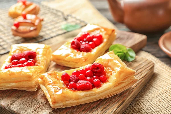 Tabla de cortar y estante para hornear con pasteles — Foto de Stock