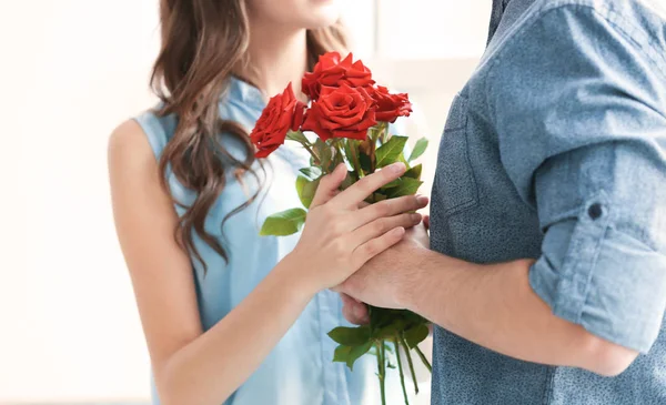 Hands of couple with beautiful bouquet — Stock Photo, Image