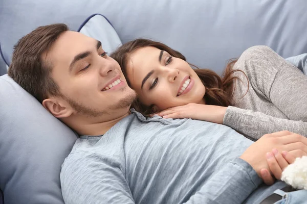 Bonito jovem casal — Fotografia de Stock