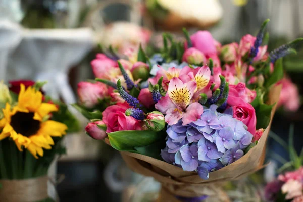 Красочные цветы в магазине — стоковое фото