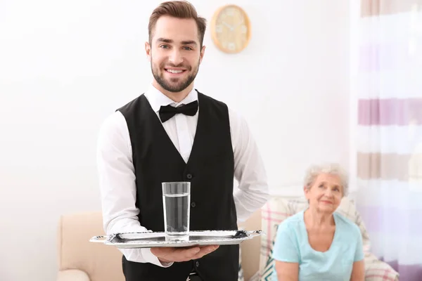 Man serveert glas water voor vrouw — Stockfoto