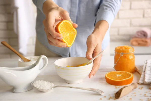 Mujer preparando exfoliante corporal —  Fotos de Stock