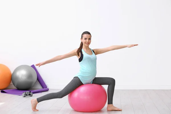 Pregnant woman doing exercise — Stock Photo, Image