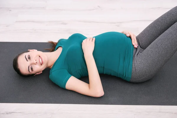 Zwangere vrouw doen oefening — Stockfoto