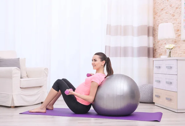 Mujer embarazada haciendo ejercicio — Foto de Stock