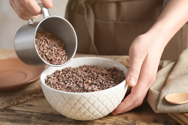 Persona con plumas de cacao —  Fotos de Stock