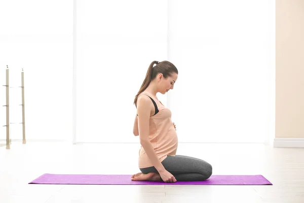 Gravid kvinna gör övning — Stockfoto