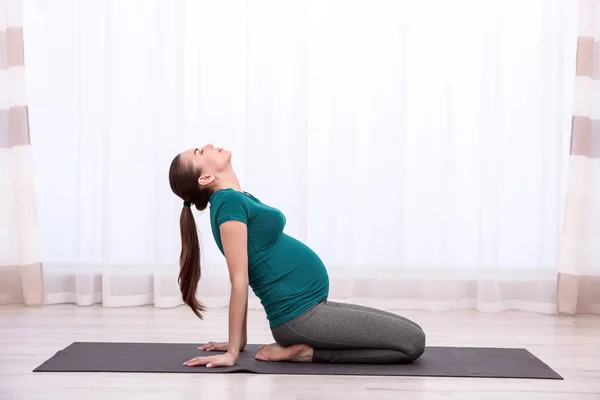 Mulher grávida fazendo exercício — Fotografia de Stock