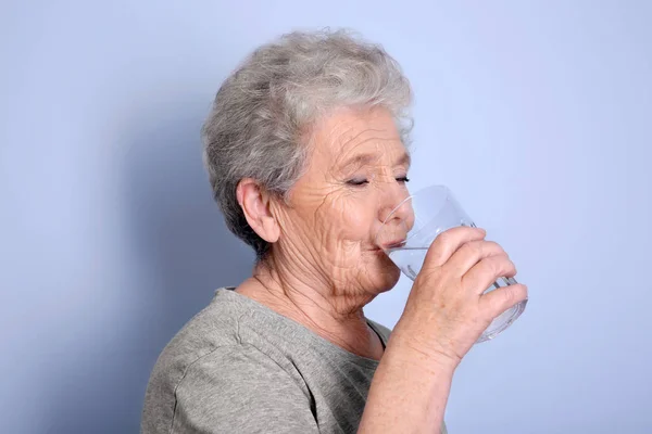 老年妇女喝水 — 图库照片