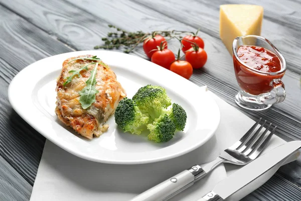 Delicious chicken parmesan meal — Stock Photo, Image