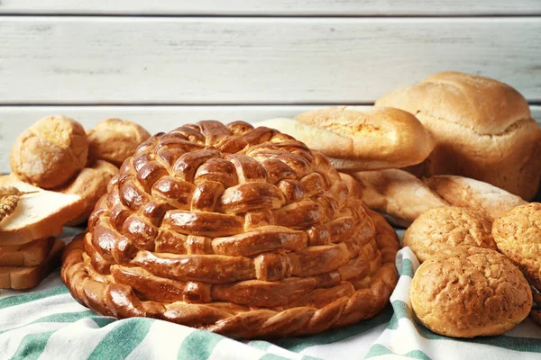 Pan redondo al horno y variedad de pan —  Fotos de Stock
