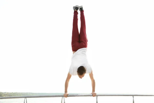 Sportos férfi csinál akrobatikus gyakorlatok — Stock Fotó