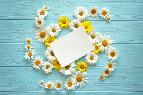 Postkarte und schöne Kamillenblüten — Stockfoto