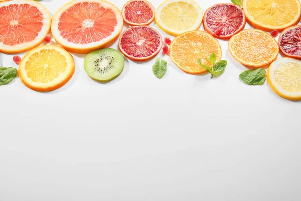 Citrus segmenten op wit — Stockfoto