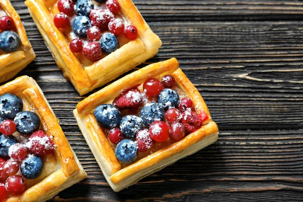 çilek ve pudra şekeri ile hamur işleri 