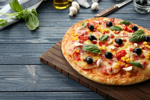 Tasty pizza and its ingredients — Stock Photo, Image
