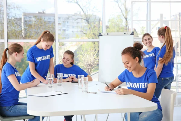 A fiatal önkéntesek hivatalban lévő csoportjának ülése — Stock Fotó