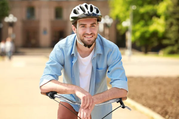 Stilig ung man med cykel — Stockfoto