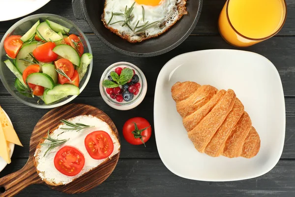 Desayuno con nutrientes en la mesa — Foto de Stock