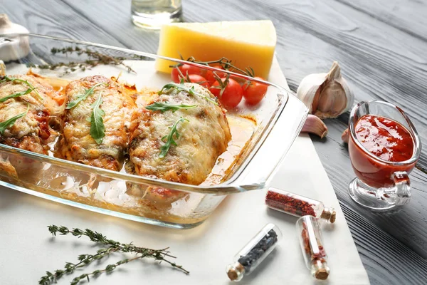 Délicieux repas de poulet parmesan — Photo