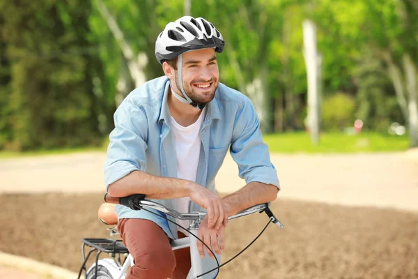 Schöner junger Mann mit Fahrrad — Stockfoto