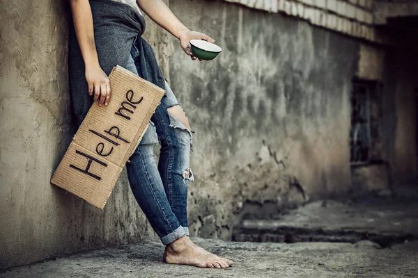 Arme vrouw bedelen voor hulp — Stockfoto