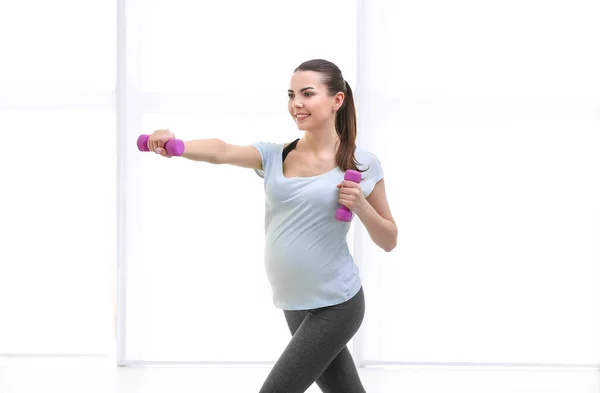 妊娠中の女性の運動を行う — ストック写真