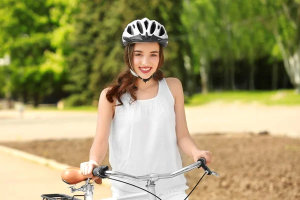 自転車を持つ若い女性 — ストック写真