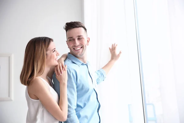 Paar steht am Fenster — Stockfoto