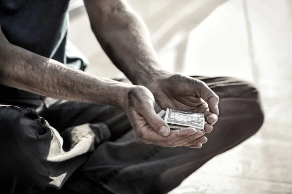 Povero uomo che implora soldi — Foto Stock