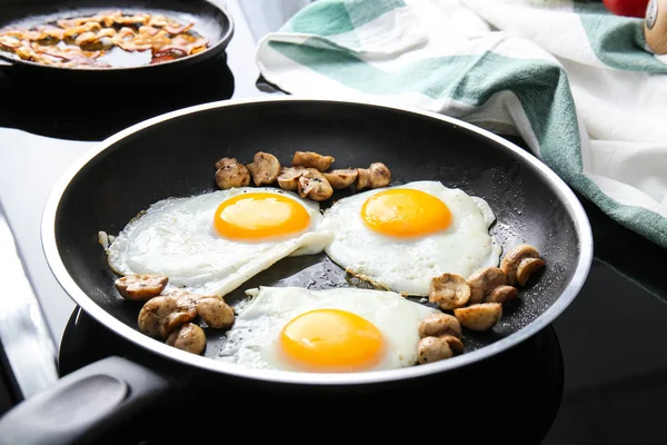 Serpenyőben, ízletes, a tojás és a gomba — Stock Fotó