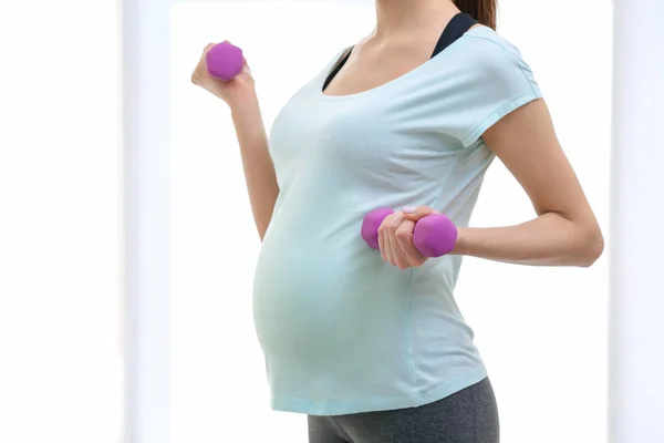 Femme enceinte faisant de l'exercice — Photo