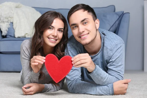 Bonito jovem casal — Fotografia de Stock